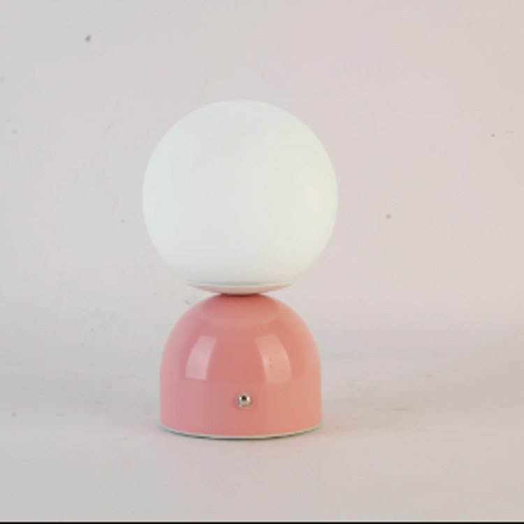 Bateria kargatzen duen LED Flesh Pink koloreko mahai-lanpara eramangarria